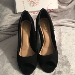 Peep-toe pump